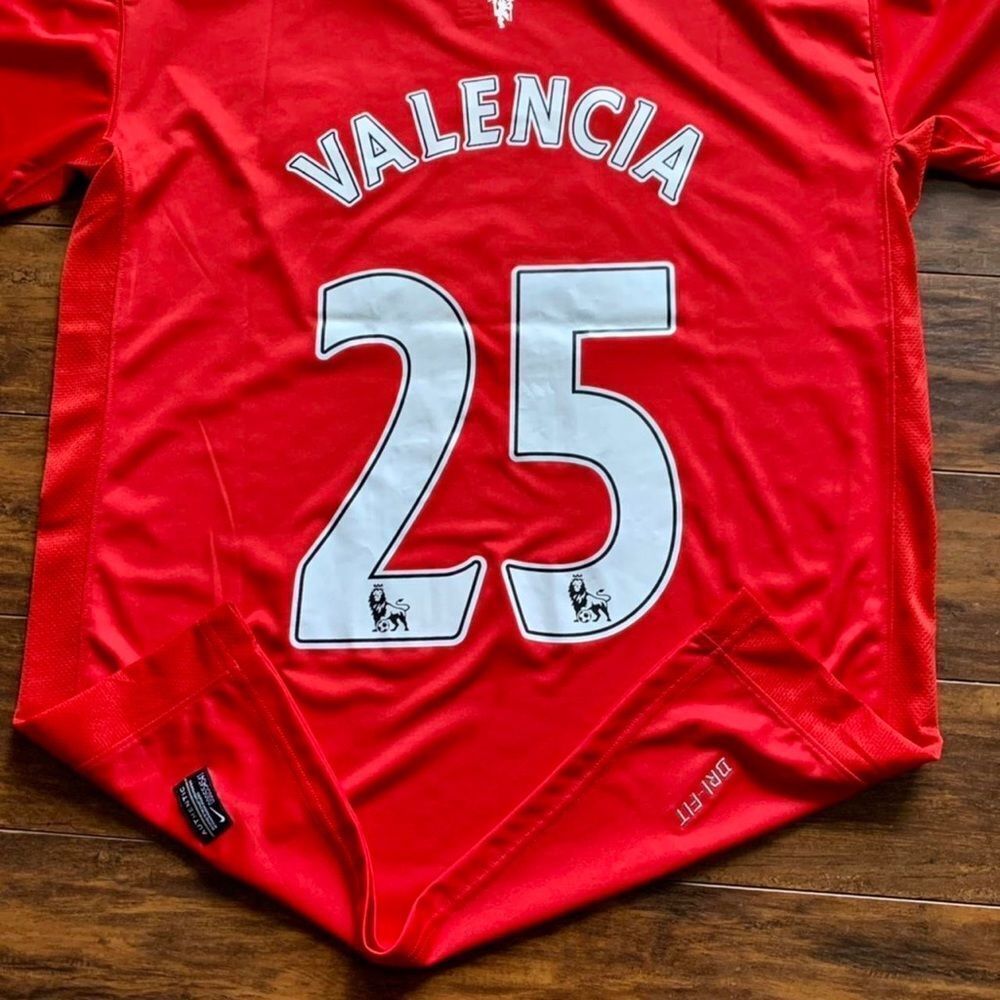 Nike mens Manchester United Soccer jersey / kit